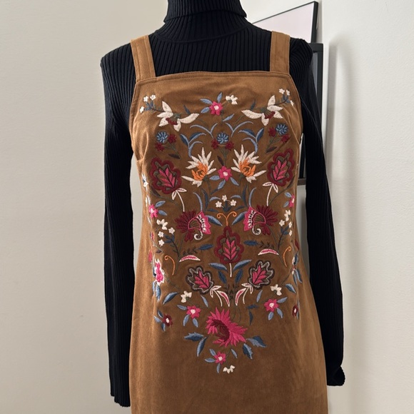Beautiful Abercrombie embroidery dress - Picture 7 of 8
